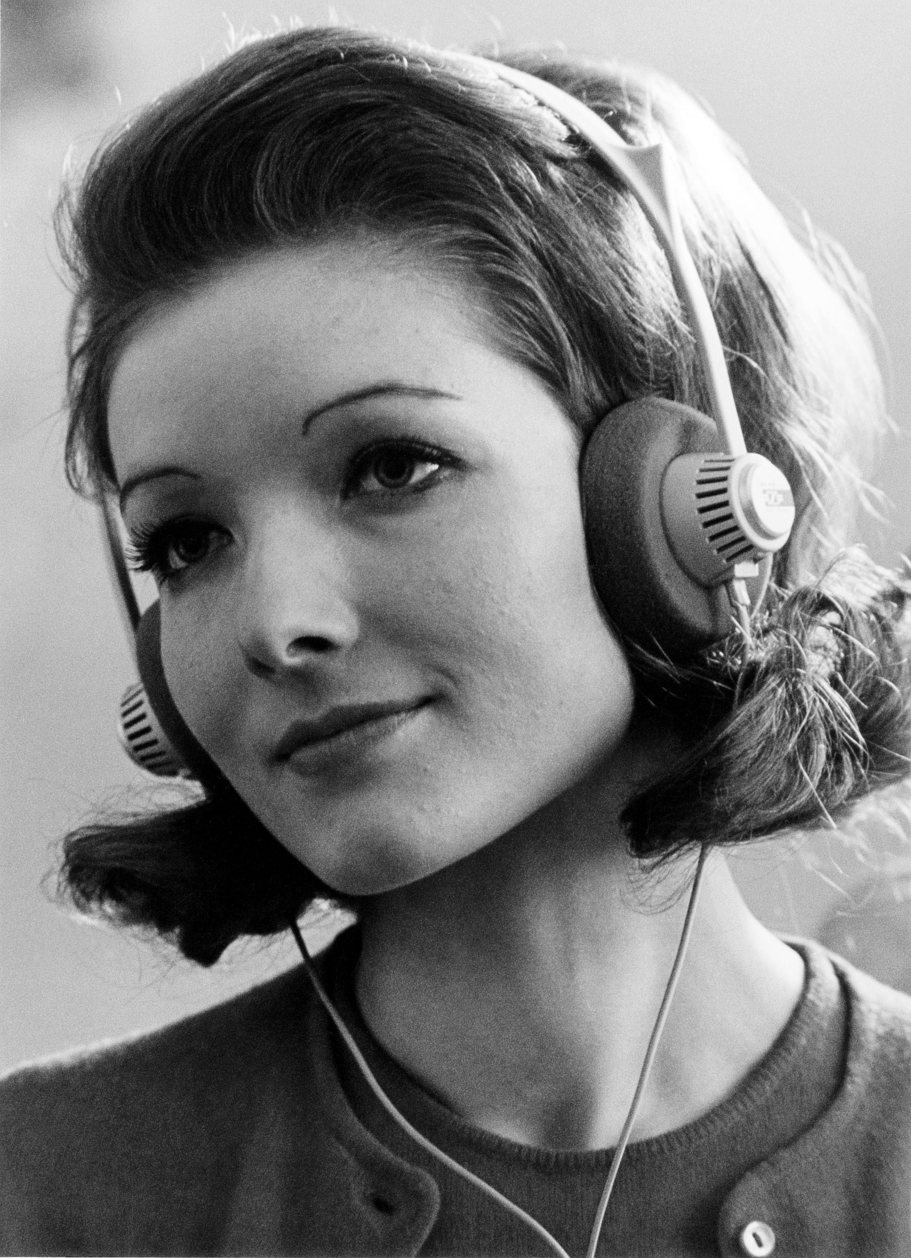 Sennheiser Pressebild Dame mit Kopfhörer